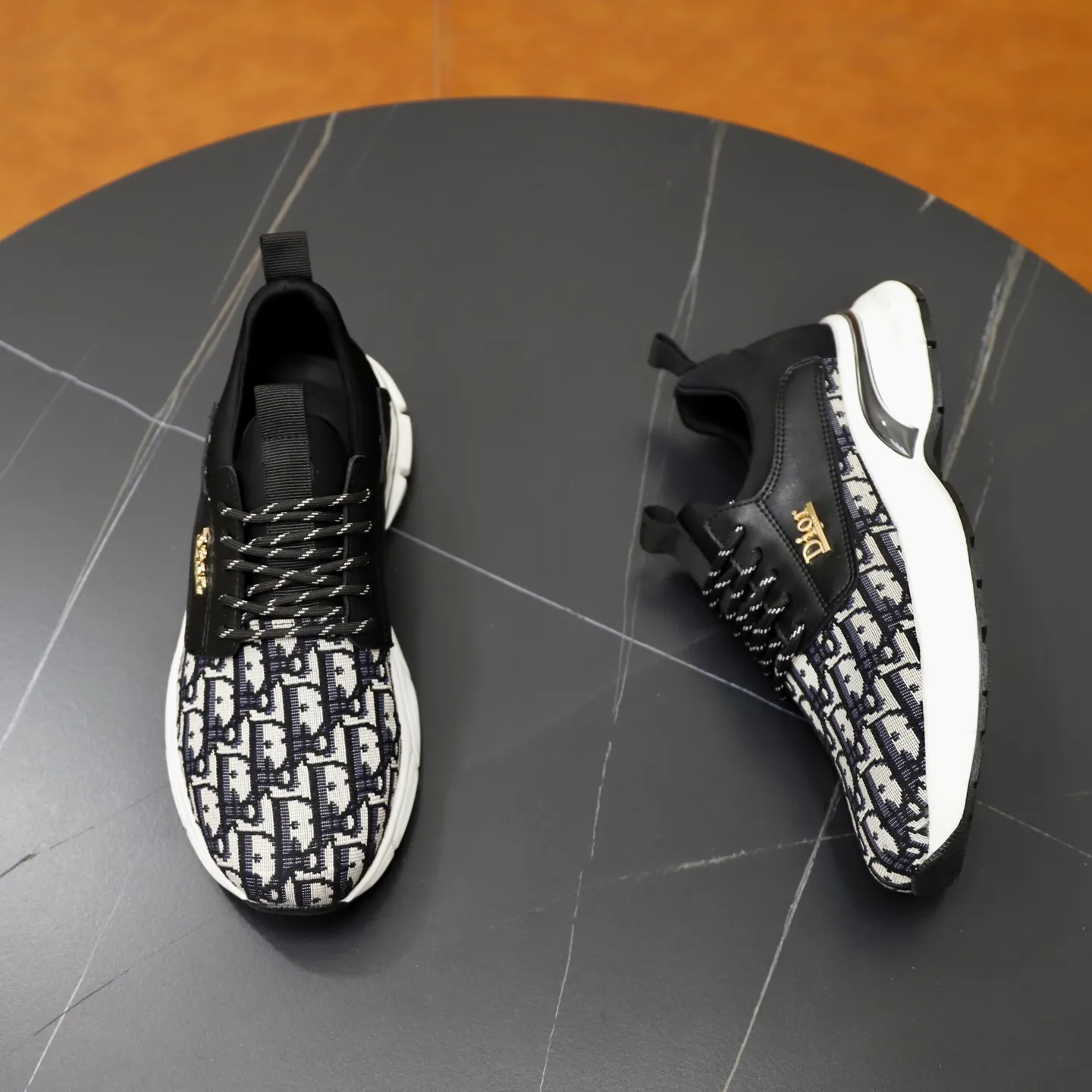 Ex-factory price: 420💰🙅‍♂️🙅‍♂️🙅‍♂️ Brand: Dior Standard code: 38-44 (45 customized) Grade: Same as the official website Material: Original cowhide stitching surface Comfortable and breathable lining Lightweight wear-resistant outsole Style category: Men's fashionable casual shoes Running sneakers Distinguished luxury brand elements Top luxury Color: Actual picture color